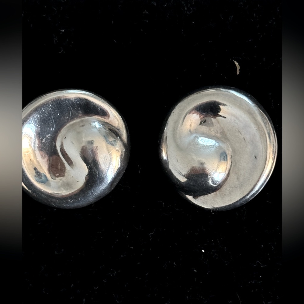 Sterling silver 925 round swirl earrings posts. Velvet pouch included.